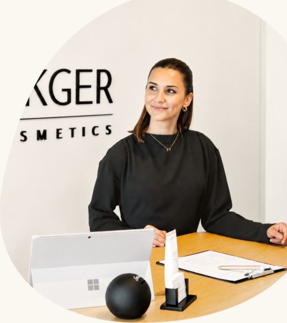 Suzana Breitenberger kassiert im Breitenberger Kosmetik-Studio mit dem Tablet