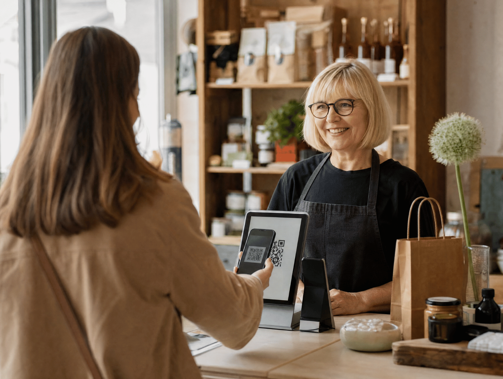 Kundin scannt den digitalen Beleg einer RKSV-konformen Registrierkasse mit dem Handy